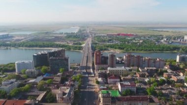 Modern bir Askılı Köprüsü'nden havadan görünümü Moskova Moskova Nehri ile. Şehir ve göl köprüde gökten görüntülemek
