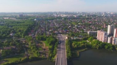 Modern bir Askılı Köprüsü'nden havadan görünümü Moskova Moskova Nehri ile. Şehir ve göl köprüde gökten görüntülemek