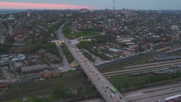 Vue aérienne d'un carrefour routier massif à Moscou. Vue du ciel sur le paysage de la ville la nuit. Circulation nocturne aérienne 