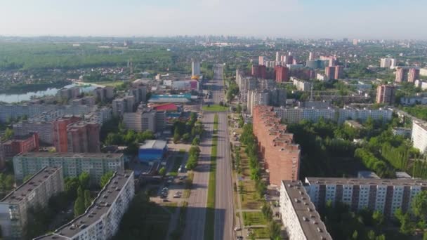 Vue aérienne de la ville avec carrefour et routes, maisons, bâtiments, parcs et parkings, ponts. Paysage urbain. Coup de feu. Panoramique. Vue du ciel sur la ville en journée d'été 