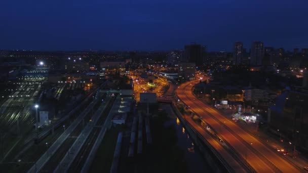 Natt trafik rörelse i centrala Moskva, urban Flygfoto. Ovanifrån över Moskva city skyline på natten — Stockvideo
