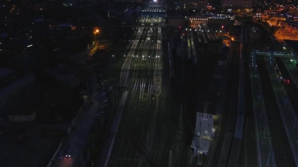 Vagões ferroviários aéreos no pátio ferroviário. Vista do céu no caminho de ferro à noite. A estação ferroviária aérea — Vídeo de Stock