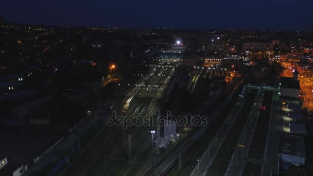 Hava demiryolu vagonlar demiryolu bahçesinde. Demiryolu gökten geceleri görüntüleyin. Hava tren istasyonu — Stok video