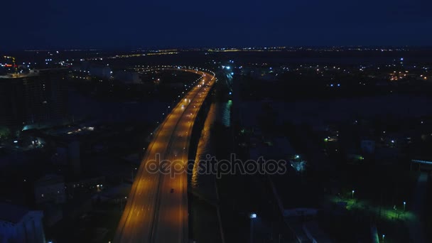 Nacht verkeer verkeer in het centrum van Moskou, stedelijke luchtfoto. Bovenaanzicht van de skyline van de stad van Moskou 's nachts — Stockvideo