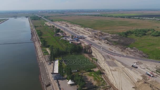 Letecká město pohled s křižovatkou a silnice, domy, budovy, parků a parkovišť, mosty. Městská krajina. Helikoptéra zastřelen. Panoramatické. Pohled z oblohy na město v letním dni — Stock video