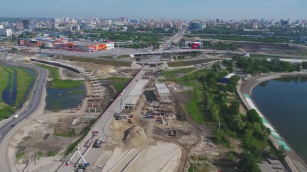 Vue aérienne du pont routier en construction. Vue aérienne sur la route et le pont en construction. Pont en construction vue du ciel 