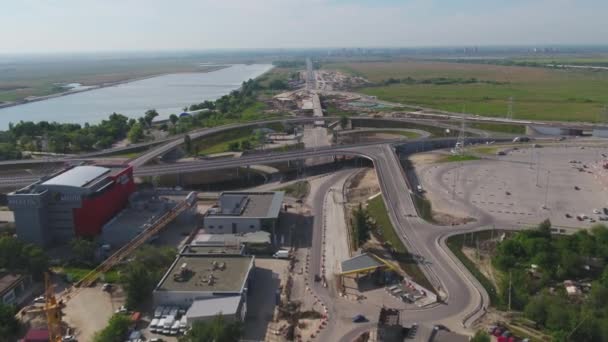 Vista aérea del puente de carretera en construcción. Vista aérea sobre la carretera y el puente en construcción. Bajo construcción vista del puente desde el cielo — Vídeos de Stock