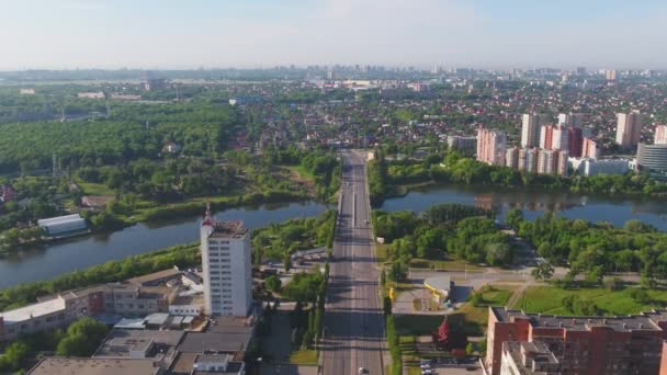Letecký pohled z Moskvy s řece z moderní Zavěšený most. Pohled z oblohy na mostě ve městě a jezero — Stock video