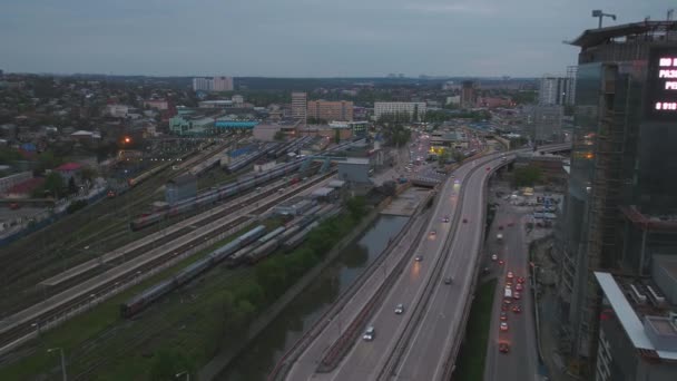 Vista aérea de una intersección masiva de carreteras en Moscú. Vista desde el cielo sobre el paisaje de la ciudad por la noche. Tráfico nocturno aéreo — Vídeo de stock