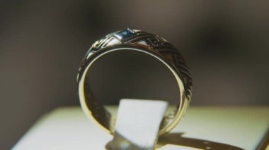 Değerli elmas yüzük. İyi lüks Elmas mücevher Vitrini yüzük bilgiç ile. Parlak siyah arka plan üzerine izole ile altın yüzük