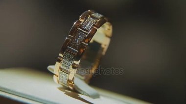 Değerli elmas yüzük. İyi lüks Elmas mücevher Vitrini yüzük bilgiç ile. Parlak siyah arka plan üzerine izole ile altın yüzük