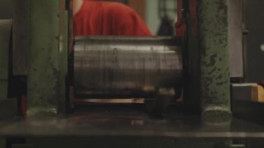 Altın külçelerini el haddelenmiş. Fabrika işçisi işleme rulo sac. Demir Çelik Metal Sanayi. Haddehane haddeleme makine çelik sac. Tilt shift etkisi