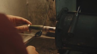 Yüzük imalatı. Mum modeli halka onun atölyesinde çalışan kuyumcu. El sanatları takı yapımı. Ayrıntı düşük alan derinliği ile vurdu. Kuyumcu vintage tezgah üzerinde el yapımı takı yapma. Sanatı