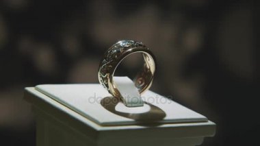Değerli elmas yüzük. İyi lüks Elmas mücevher Vitrini yüzük bilgiç ile. Parlak siyah arka plan üzerine izole ile altın yüzük