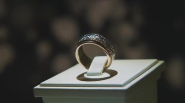 Değerli elmas yüzük. İyi lüks Elmas mücevher Vitrini yüzük bilgiç ile. Parlak siyah arka plan üzerine izole ile altın yüzük