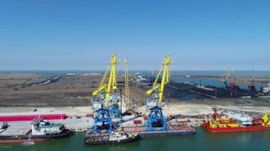 Konteyner Vinç, yükleme limanı, sevkiyat anteni. Yükleme, boşaltma ve konteynerler sıralama için Vinçler. Konteyner kargo yük gemi için alacakaranlıkta Tersanesi vinç bridge ile çalışma