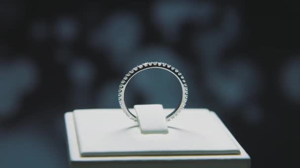 소중한 다이아몬드 반지입니다. 고급 럭셔리 다이아몬드 보석 창 디스플레이 반지 부유. 검은 배경에 고립 된 화려한 골드 반지 — 비디오