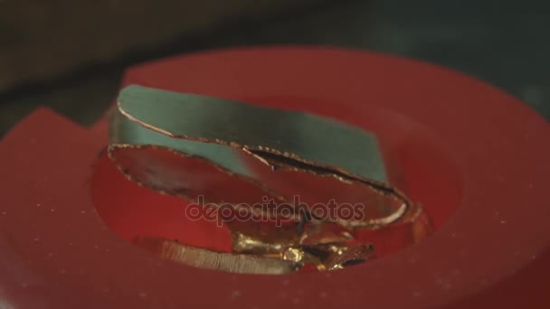 Barre d'or de fusion dans le four. Fondre de l'or. Production d'or. Création d'un anneau à la manière traditionnelle — Video