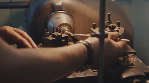 Productie van ringen. Juwelier werken met wax model ring in zijn atelier. Ambachtelijke sieraden maken. Detail geschoten met weinig scherptediepte. Juwelier maken van handgemaakte sieraden op vintage werkbank. Ambacht van — Stockvideo
