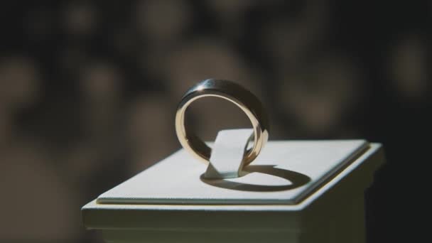 Értékes gyémánt gyűrű. Finom luxus gyémánt ékszerek ablak bemutatás-val fontoskodó gyűrű. Arany gyűrű zseniális elszigetelt fekete háttér — Stock videók