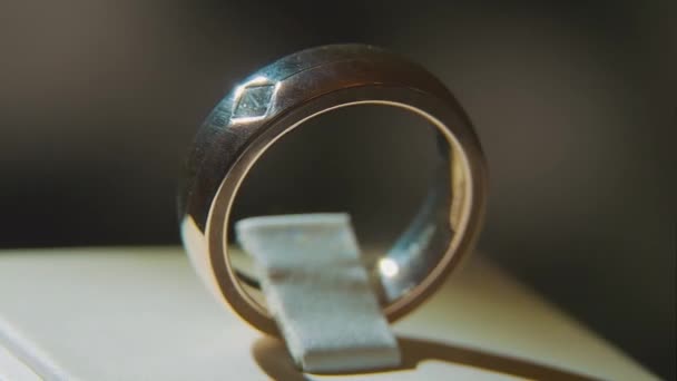 Kostbare diamanten ringen. Mooie luxe diamant juwelen etalage met ring pedant. Gouden ring met briljant geïsoleerd op zwarte achtergrond — Stockvideo