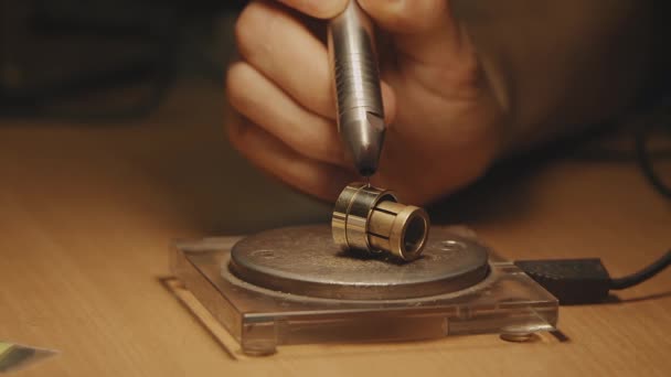 Produção de anéis. Joalheiro trabalhando com anel modelo de cera em sua oficina. Fabricação de jóias artesanais. Tiro de detalhe com baixa profundidade de campo. Joalheiro fazendo jóias artesanais na bancada vintage. Artesanato de — Vídeo de Stock