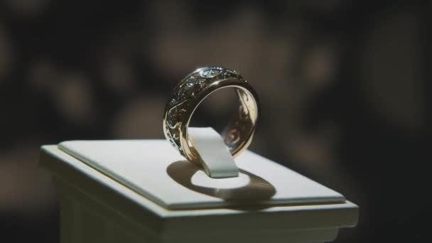 Preciosos anillos de diamantes. Exhibición fina de la ventana de la joyería del diamante de lujo con pedante del anillo. Anillo de oro con brillante aislado sobre fondo negro — Vídeo de stock