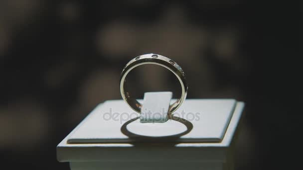 Kostbare diamanten ringen. Mooie luxe diamant juwelen etalage met ring pedant. Gouden ring met briljant geïsoleerd op zwarte achtergrond — Stockvideo