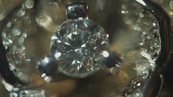 Diamant solitér prsten zblízka v tmavém prostředí. Velký modrý diamant, detailní zobrazení. vrstvený trojúhelníkové makro kosočtverce s malým diamantem nad nimi. Kolo drahokam na černé pozadí s