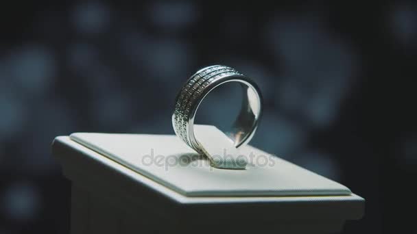 Anéis preciosos de diamantes. Exibição de janela de jóias de diamante de luxo fino com pedante de anel. Anel de ouro com brilhante isolado no fundo preto — Vídeo de Stock