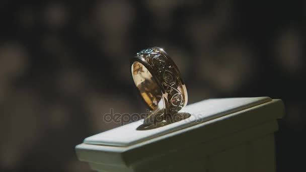 Vzácný diamant prstenů. Jemné luxusní diamantové šperky výloha s kroužkem pedant. Zlatý prsten s geniální izolované na černém pozadí