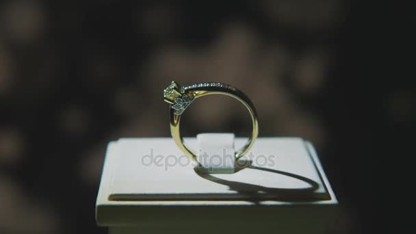 Preciosos anillos de diamantes. Exhibición fina de la ventana de la joyería del diamante de lujo con pedante del anillo. Anillo de oro con brillante aislado sobre fondo negro — Vídeos de Stock