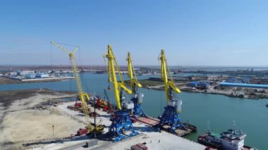 Konteyner Vinç, yükleme limanı, sevkiyat anteni. Yükleme, boşaltma ve konteynerler sıralama için Vinçler. Konteyner kargo yük gemi için alacakaranlıkta Tersanesi vinç bridge ile çalışma