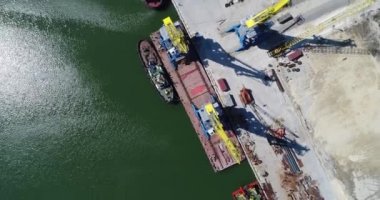 Konteyner Vinç, yükleme limanı, sevkiyat anteni. Yükleme, boşaltma ve konteynerler sıralama için Vinçler. Konteyner kargo yük gemi için alacakaranlıkta Tersanesi vinç bridge ile çalışma