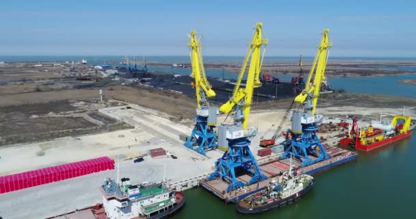 Anténa načítání kontejnery Crane, Port pro obchod, expedice. Jeřáby pro zavážení, vyvážení a třídění kontejnerů. Nákladní kontejner nákladní loď s práce most jeřábu v loděnici za soumraku pro — Stock video