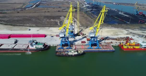 Anténa načítání kontejnery Crane, Port pro obchod, expedice. Jeřáby pro zavážení, vyvážení a třídění kontejnerů. Nákladní kontejner nákladní loď s práce most jeřábu v loděnici za soumraku pro — Stock video