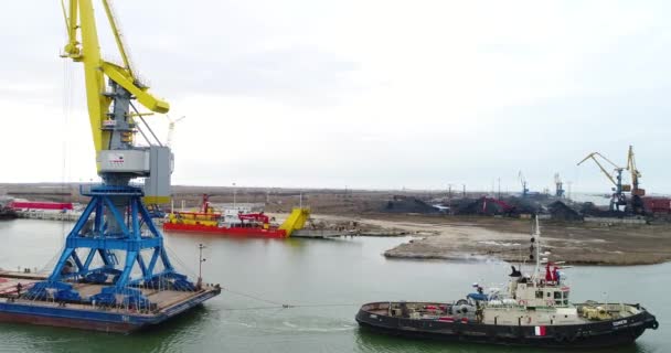 Grues de remorquage pour conteneurs. Grand porte-conteneurs tiré par des remorqueurs. Vue aérienne du haut vers le bas. Conteneur cargo cargo avec pont-grue de travail dans le chantier naval au crépuscule pour l'exportation logistique d'importation — Video