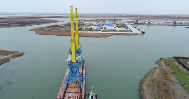 Grues de remorquage pour conteneurs. Grand porte-conteneurs tiré par des remorqueurs. Vue aérienne du haut vers le bas. Conteneur cargo cargo avec pont-grue de travail dans le chantier naval au crépuscule pour l'exportation logistique d'importation — Video