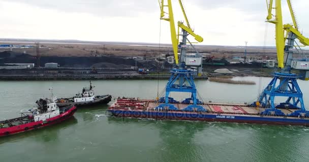 Grues de remorquage pour conteneurs. Grand porte-conteneurs tiré par des remorqueurs. Vue aérienne du haut vers le bas. Conteneur cargo cargo avec pont-grue de travail dans le chantier naval au crépuscule pour l'exportation logistique d'importation — Video