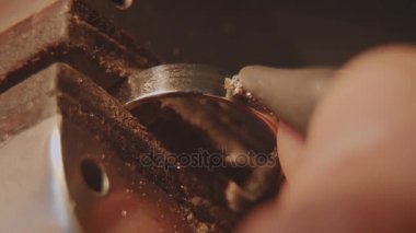 Kuyumcu bir değerli taş kuruyor. El sanatları takı yapımı. Tamir halka. Elmas yüzüğü koyarak. Makro video. İle profesyonel araçları yapımı craft mücevher. Elmas belirli bir konuma geçirme