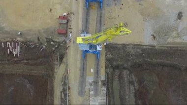 Hava liman vinç köprü ve toplu taşıyıcı. Görünümü vinç ile liman alanı, lojistik ithalat ihracat gece çalışan kargo yük gemisi ve kargo konteyneri kapatın. Bağlantı noktası kargo vinç gökyüzü üzerinde