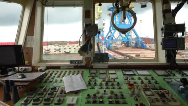 Cabine pour contrôler la grue. Vue depuis le poste de travail du grutier. Un grutier déplace un conteneur maritime. cabine — Video