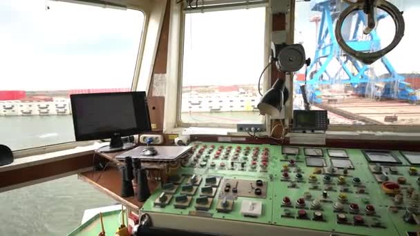 Cabine para controlar o guindaste. Vista do local de trabalho do operador do guindaste. Operador de grua de pórtico movendo um contêiner marítimo. cabine — Vídeo de Stock