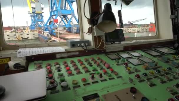 Cabine om te controleren van de kraan. Uitzicht vanaf de kraan exploitant werkende plaats. Gantry kraan operator verplaatsen van een zeecontainer. cabine — Stockvideo