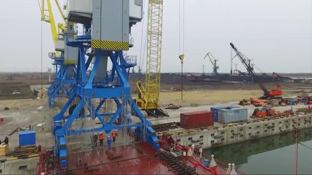 Antenne poort kraan brug en bulk carrier. Close-up van lading schip en de lading vrachtcontainer werken met kraan bij havengebied, logistieke Import Export bij nacht. Poort lading kraan over hemel — Stockvideo