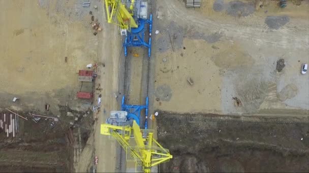 Antenne poort kraan brug en bulk carrier. Close-up van lading schip en de lading vrachtcontainer werken met kraan bij havengebied, logistieke Import Export bij nacht. Poort lading kraan over hemel — Stockvideo