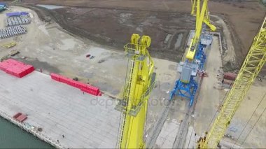 Hava liman vinç köprü ve toplu taşıyıcı. Görünümü vinç ile liman alanı, lojistik ithalat ihracat gece çalışan kargo yük gemisi ve kargo konteyneri kapatın. Bağlantı noktası kargo vinç gökyüzü üzerinde