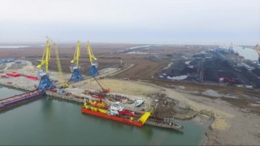 Hava liman vinç köprü ve toplu taşıyıcı. Görünümü vinç ile liman alanı, lojistik ithalat ihracat gece çalışan kargo yük gemisi ve kargo konteyneri kapatın. Bağlantı noktası kargo vinç gökyüzü üzerinde