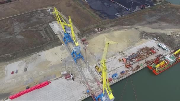 Puente grúa de puerto aéreo y granelero. Vista de cerca Buque de carga y contenedor de carga que trabaja con grúa en el área portuaria, Exportación de importación logística por la noche. Grúa de carga portuaria sobre el cielo — Vídeos de Stock