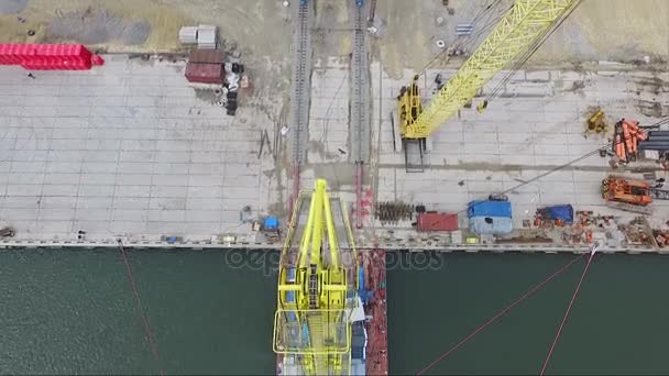 Antenn port crane bridge och bulk carrier. Närbild av Visa Cargo fartyget och lasten fraktcontainer arbetar med kran på hamnområdet, Logistic importera och exportera på natten. Kranen i hamnen Last över himlen — Stockvideo